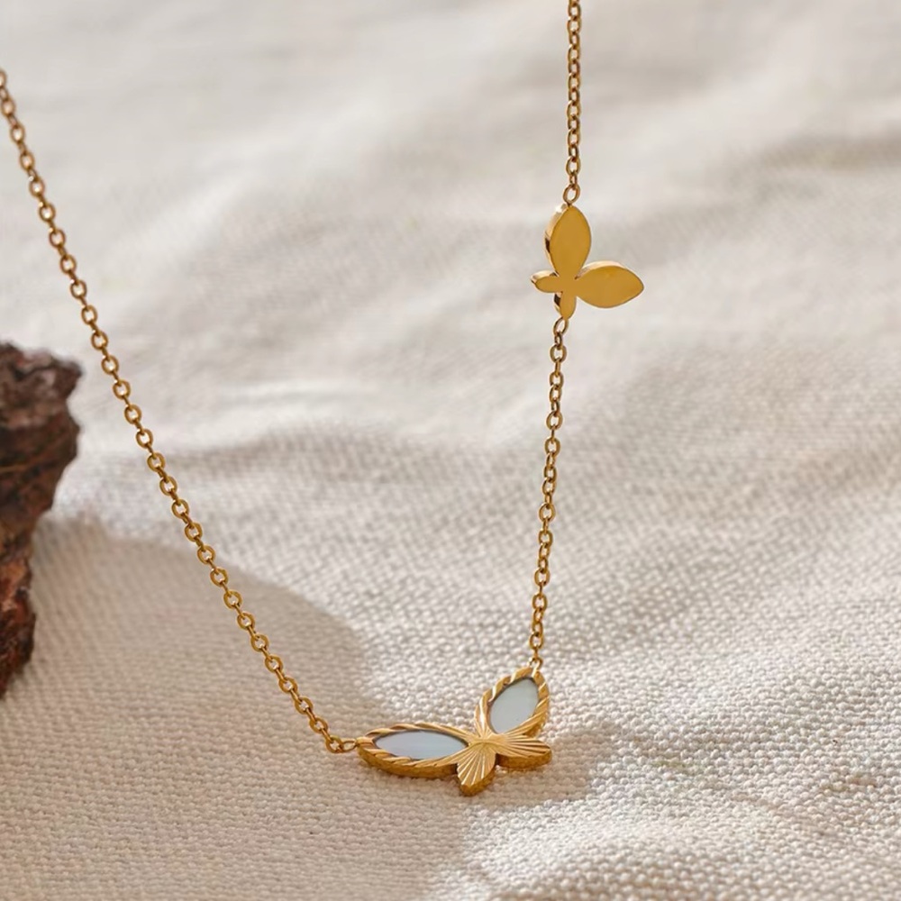 NWT Minimalist Butterfly Simple Necklace in Gold